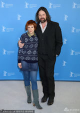 组图：《破碎之家》发布 海尔登贝格粗犷亮相