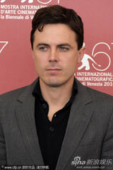 《我仍在这里》发布会 卡西-阿弗莱克帅气亮相(图)