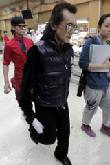 组图：春晚总导演哈文匆忙现身 朱军李咏毕福剑断后