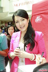 组图：苟芸慧短裙露粗腿 生日郭富城零祝福