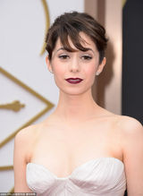 组图：米莉奥迪白裙亮相奥斯卡 黑唇似中毒