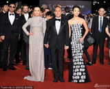 组图：梁朝伟红毯同牵刘嘉玲章子怡