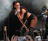 组图：蕾哈娜黑皮胸罩爆乳献唱 秀手背图腾纹身