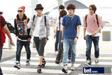 组图：朴宰范B1A4亮相机场赴新加坡参加演出