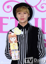 组图：SHINee帅气出席新香水发布会