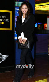 组图：秀爱李敏贞默契着黑礼服出席韩国大学电影节