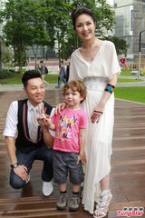 组图：杨千嬅白色长裙优雅亮相 大谈育儿经