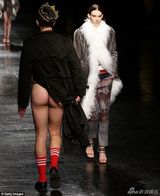 组图：自恋帝闯纽约时装周T台 豹纹丁字裤遮鸟