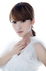 组图：柳岩全新青春写真曝光 分享青葱记忆