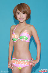 组图：罗彩玲露事业线拍写真 性感失守走光