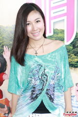 组图：李诗韵否认整容传闻 当众摸鼻自清