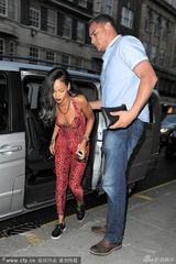 组图：蕾哈娜豹纹连体裤亮相 内衣外穿秀纹身