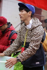 组图：爸爸去哪儿第六期海量图 萌宝帅爸卖菜忙