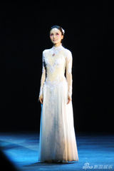 组图：袁泉新话剧化身白蛇 身姿妩媚吻许仙