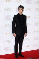 高清图：尹恩惠金秀贤JYJ亮相MBC演技大赏红毯