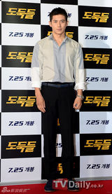 组图：韩佳人郑雨盛(郑宇成)等捧场《强盗们》VIP试映会