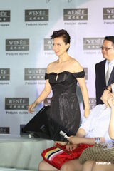 组图：翁虹大秀火辣身材 为照顾女儿减少工作量