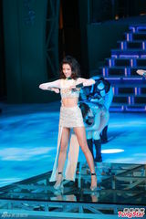 组图：港姐性感短裙热舞露美腿 选用f(x)热曲