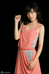 组图：李艳温婉写真展知性气质