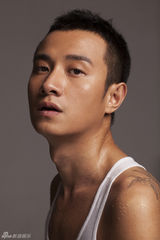 组图：文章首曝背上纹身 魅力写真为爱女露真情