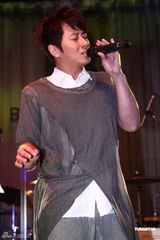 组图：孙耀威在台北开个唱 自信性能力强无需补身