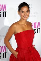 高清图：艾玛-罗伯茨抹胸裙亮相 和奥利维亚斗艳