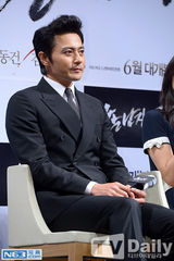 组图：张东健宣传《哭泣男人》迷人大叔演杀手