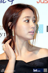 组图：韩星李珉廷秀香肩 泫雅等出席活动