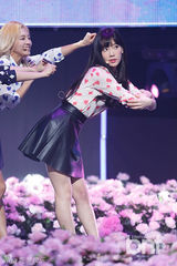 组图：少女时代回归打榜夺冠 西装礼帽显帅气