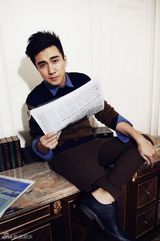 组图：翟天临初春写真清新英伦风眼前一亮