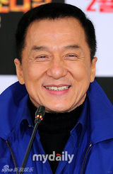 组图：成龙首尔宣传《十二生肖》 权相佑未出席