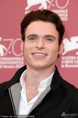 组图：《承诺》发布会 豪尔投怀送抱穿衣似大妈