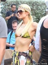 组图：帕丽斯-希尔顿胸部缩水 手臂现皱纹疑抽脂