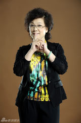 组图：宋春丽全新封面大片 《独刺》母子深情对话