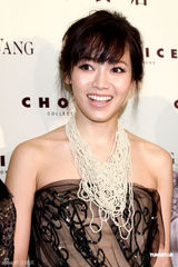 组图：侯佩岑黑色薄纱装证未孕 端庄大方秀香肩