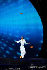 组图：周天表演杂技《空竹》令人赞叹