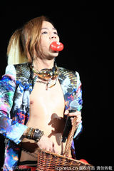 组图：张根硕开唱半裸露点 粉丝着比基尼狂欢