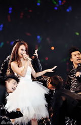 组图：李宇春林俊杰开唱 众星为Selina俞灏明祈福