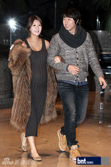 组图：韩星李珉廷秀香肩 泫雅等出席活动