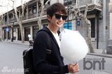 组图：朴施厚中国街拍 举棉花糖展迷人笑容