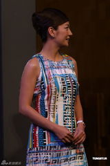 组图：赵薇助阵品牌新店开业 短裙绚丽温柔大方