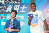组图：陈柏霖挑战NBA巨星 获球员亲笔签名