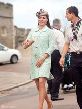 组图：凯特王妃视察童子军演习 小腹微凸孕味足