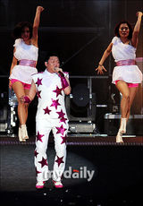 组图：韩国歌手PSY首尔个唱 劲歌热舞high翻全场