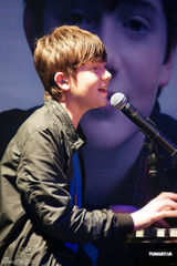 组图：Lady Gaga师弟台北开唱 不插电纲琴独奏