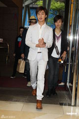 组图：陈柏霖白色西装亮相 自称比大仁哥有趣