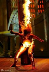 组图：卡梅隆诺兰齐聚尖叫奖 舞台焚人触目惊心