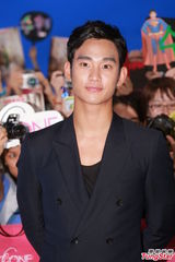 组图：金秀贤感动粉丝冒雨支持 望与周星驰见面