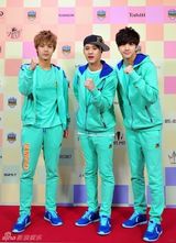 组图：偶像运动会录制 EXO等全家福帅气逼人