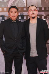 组图：钮承泽与乌尔善相金像红毯黑衣笔挺